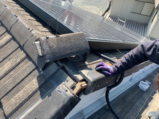 屋根修理　①屋根材を剥がす